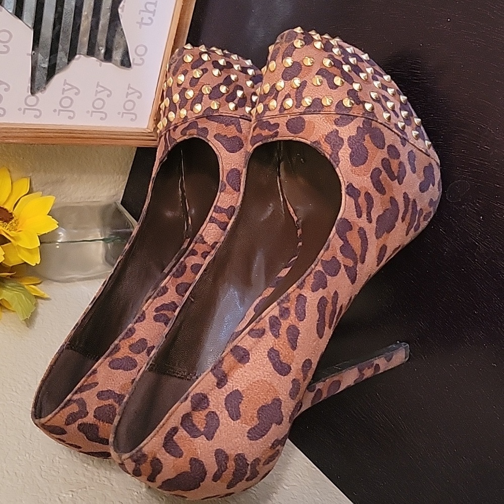 Breckelle's Studded Cheetah Platform Stiletto Heels Size 9